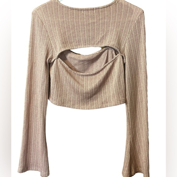 EUC Neutral colored key hole front & back cropped bell sleeve top. - Picture 2 of 4